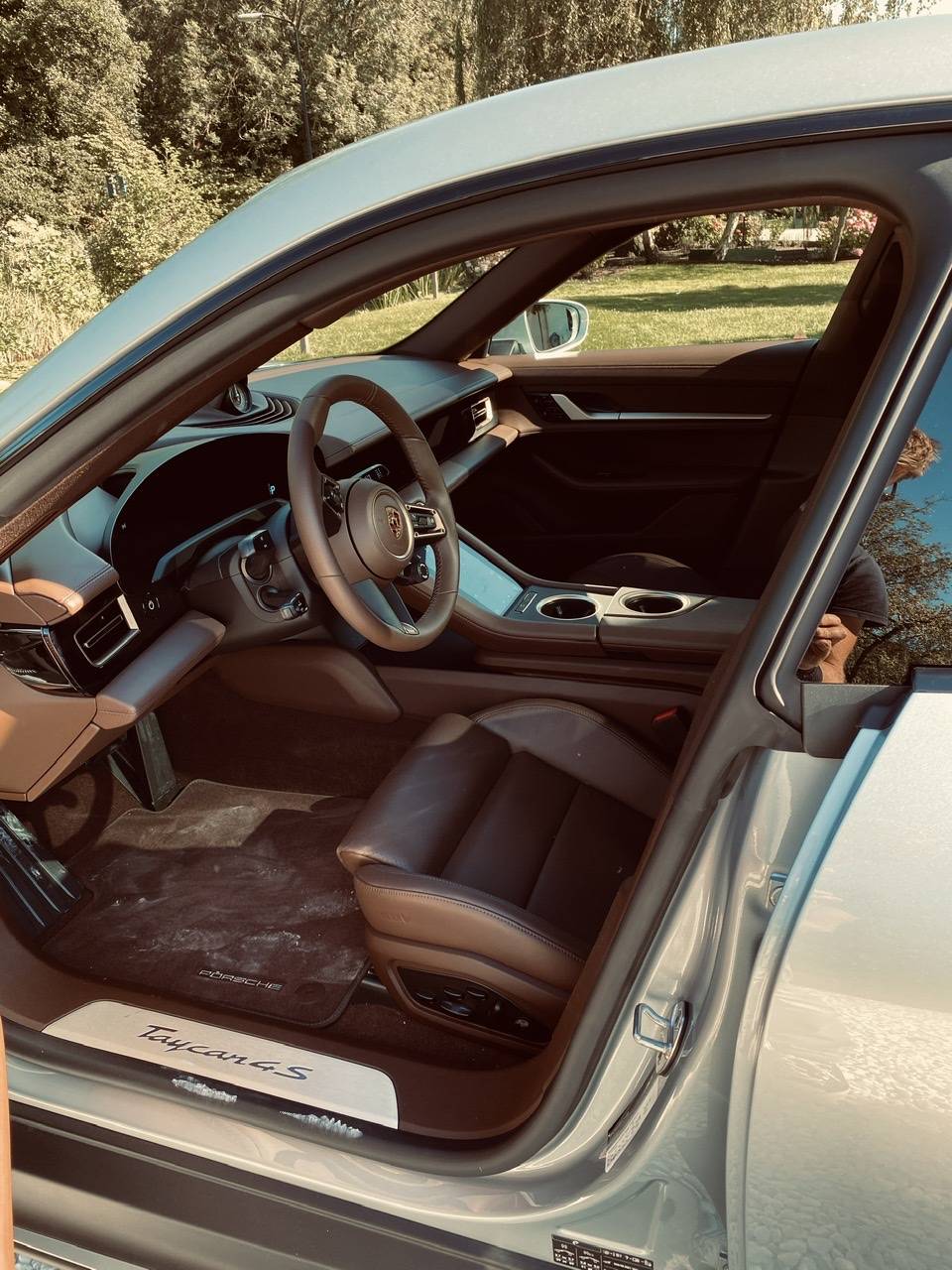 Porsche Taycan DOLOMITE SILVER Taycan Club 5035A4ED-C702-4F0B-8522-4CCF0D414C59