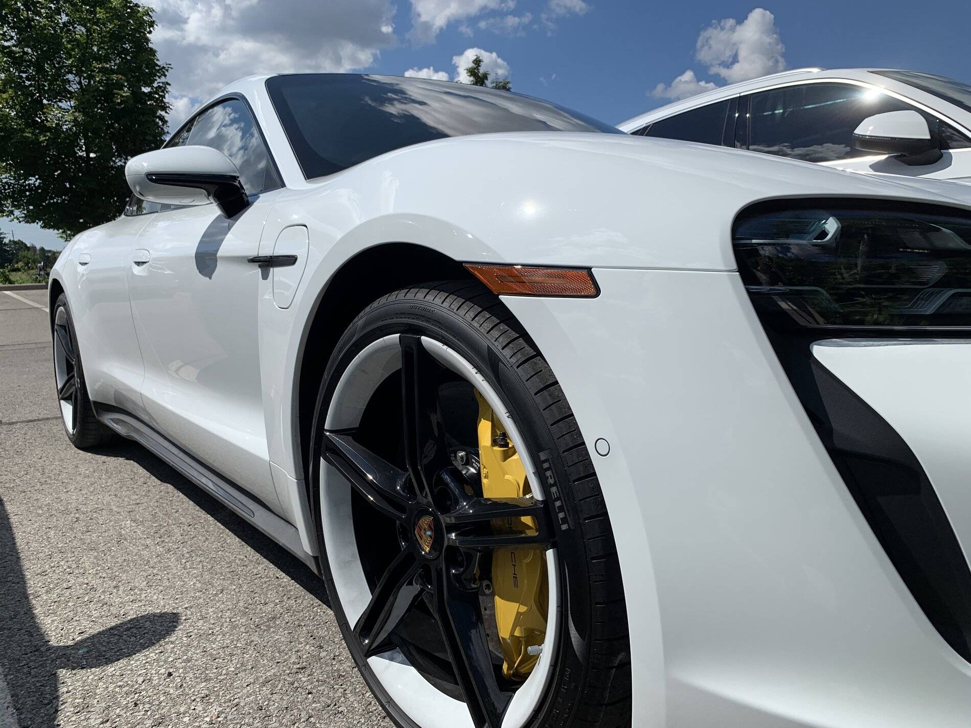 Porsche Taycan CARRARA WHITE Taycan Club 5667304C-B7AE-40DF-8DFD-5E26277604CB