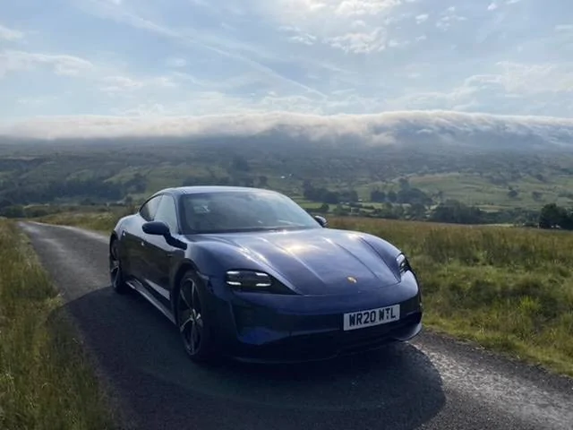 Porsche Taycan GENTIAN BLUE Taycan Club 7AFF9D31-5439-4C1D-979C-4D72F7068EB8