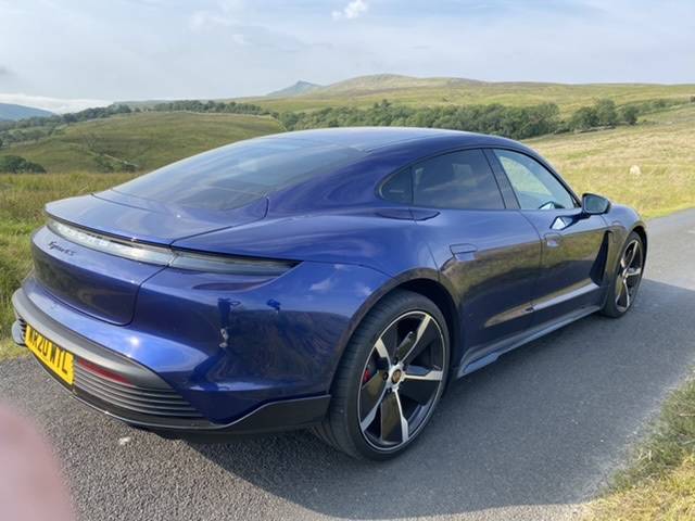 Porsche Taycan GENTIAN BLUE Taycan Club 8A44F0C9-B6FC-4558-BEA5-4AC9C973F9A5
