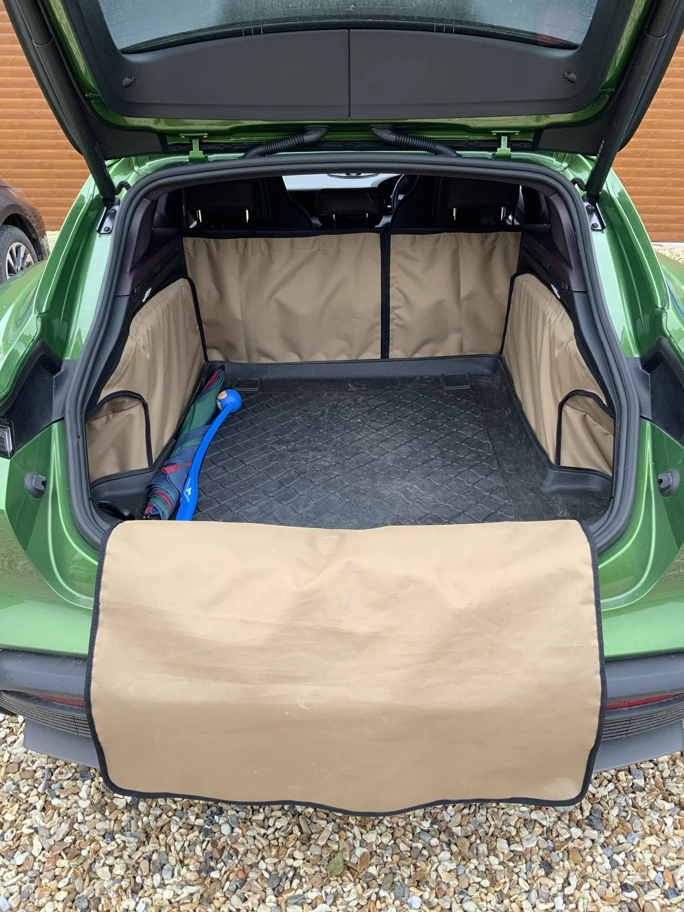 Porsche Taycan Dog transport setup IMG_0262