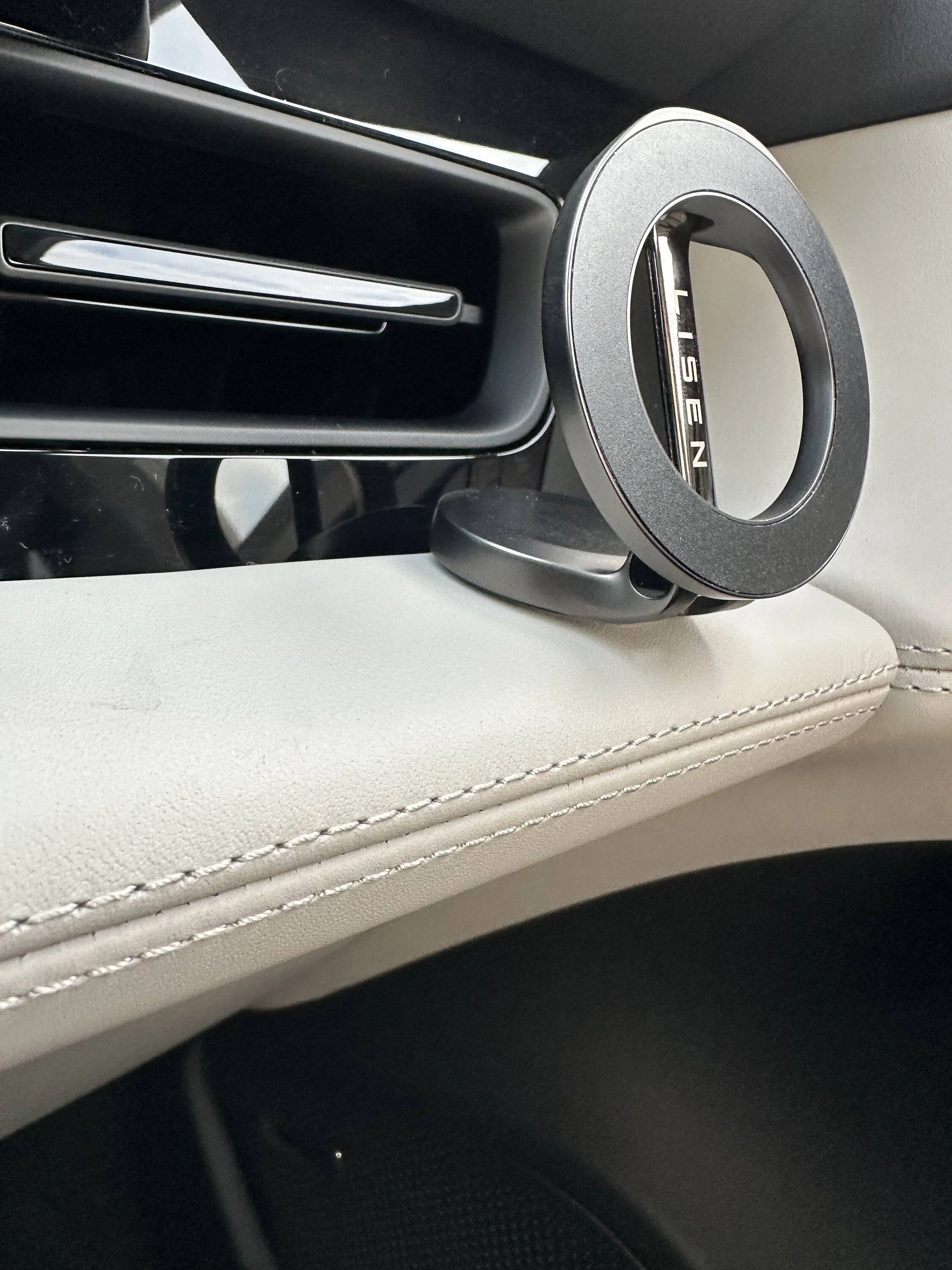 Porsche Taycan Phone holders for the Taycan - what are you using? IMG_8791