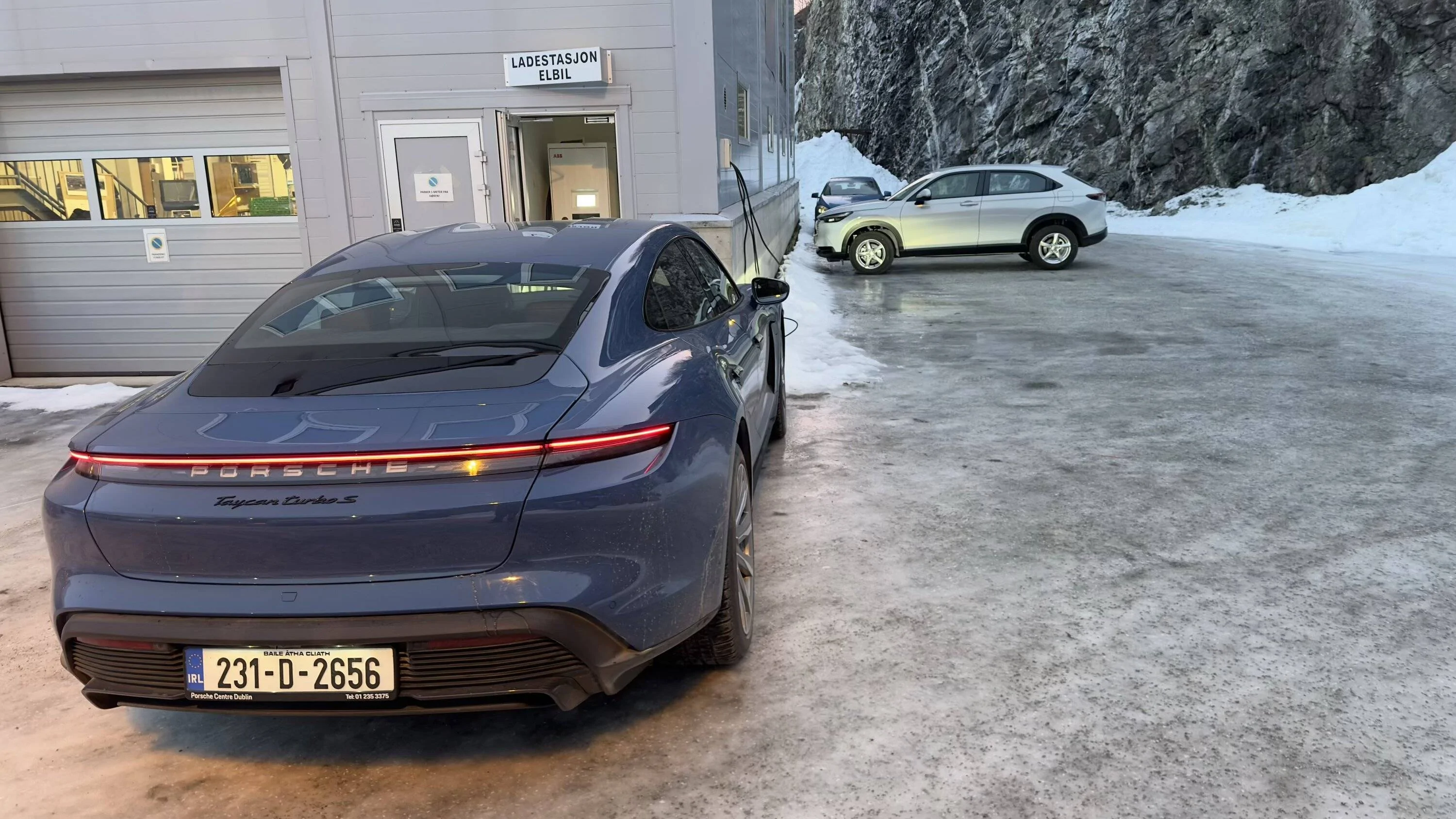 Porsche Taycan Which car gets more attention between Taycan and 911? tempImagehQ32F6