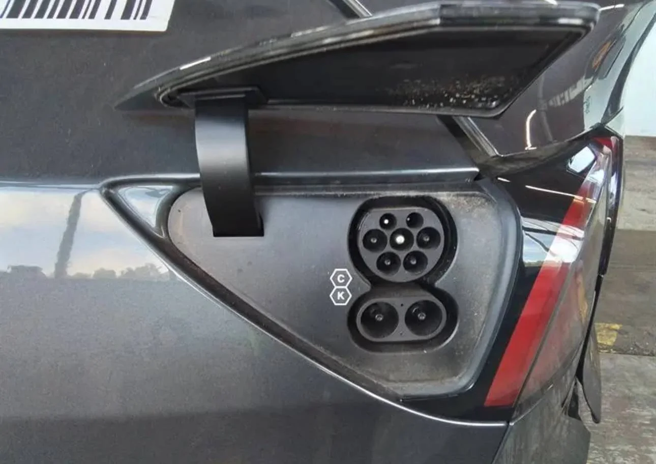 Porsche Taycan Broken DC Flap Causes Bad Charging Day IMG_0011