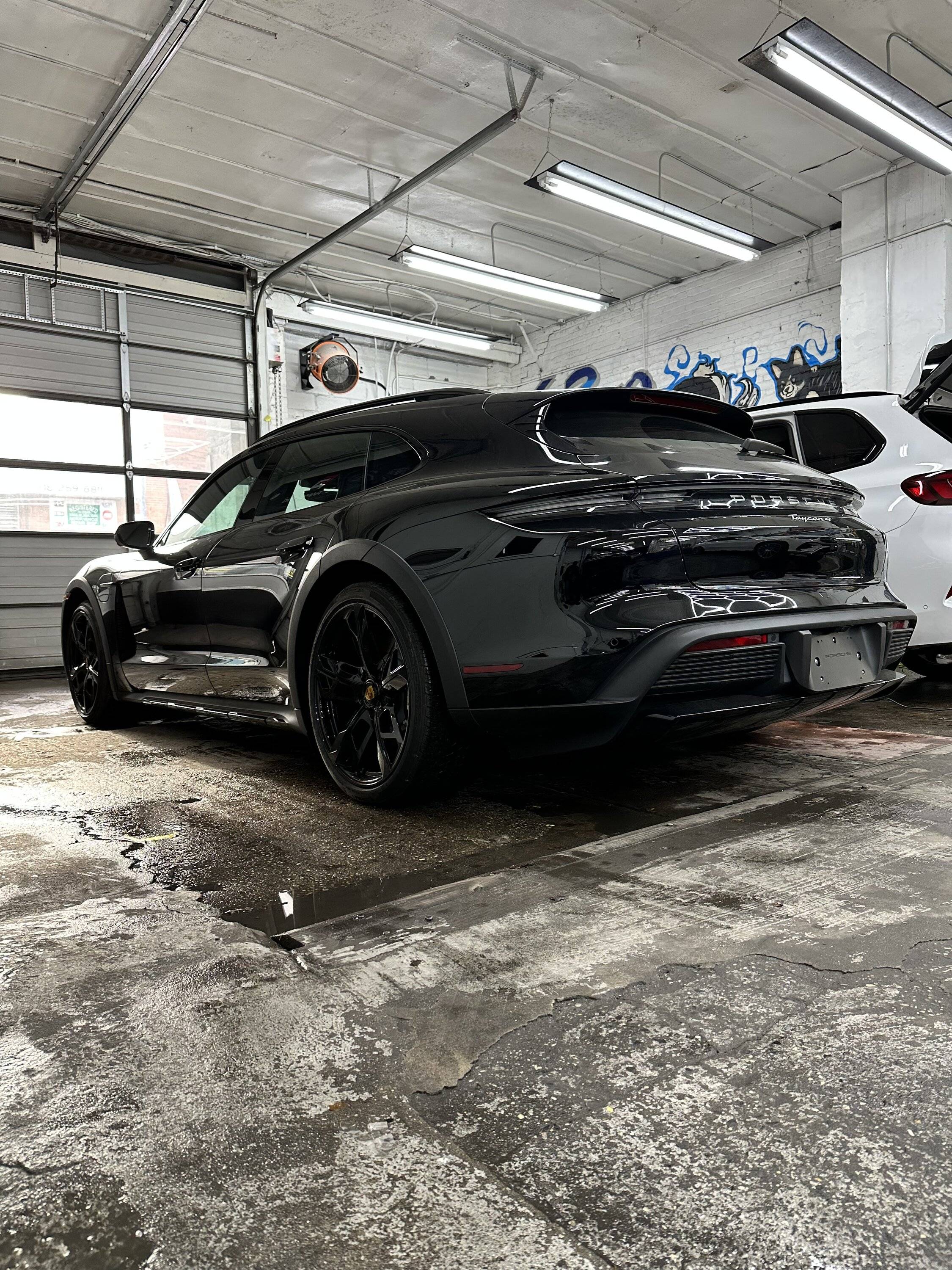 Porsche Taycan Taycan vs Rivian R1S EA0F0D0A-D226-4A23-AC33-32371B1C7543