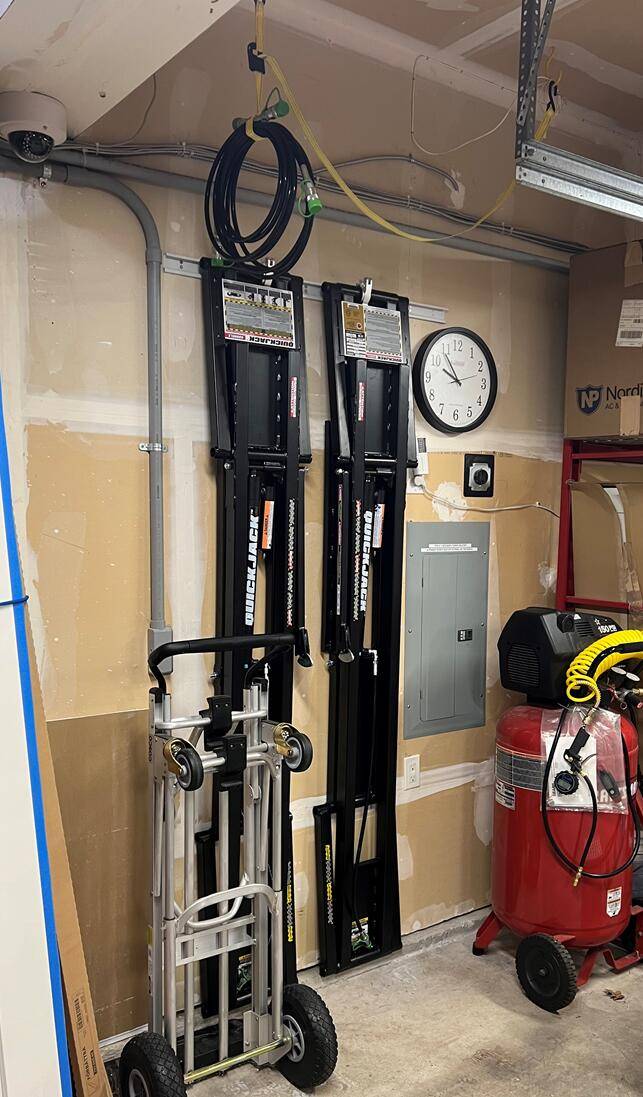 Porsche Taycan Anyone else have a portable car lift? 1704851797101