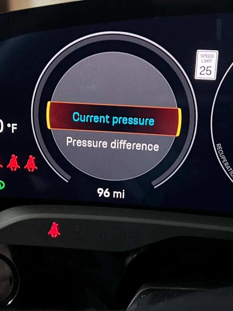 Porsche Taycan Taycan Instrument Cluster: 3 dial set up? WhatsApp Image 2024-01-20 at 10.15.21_31b93ccf