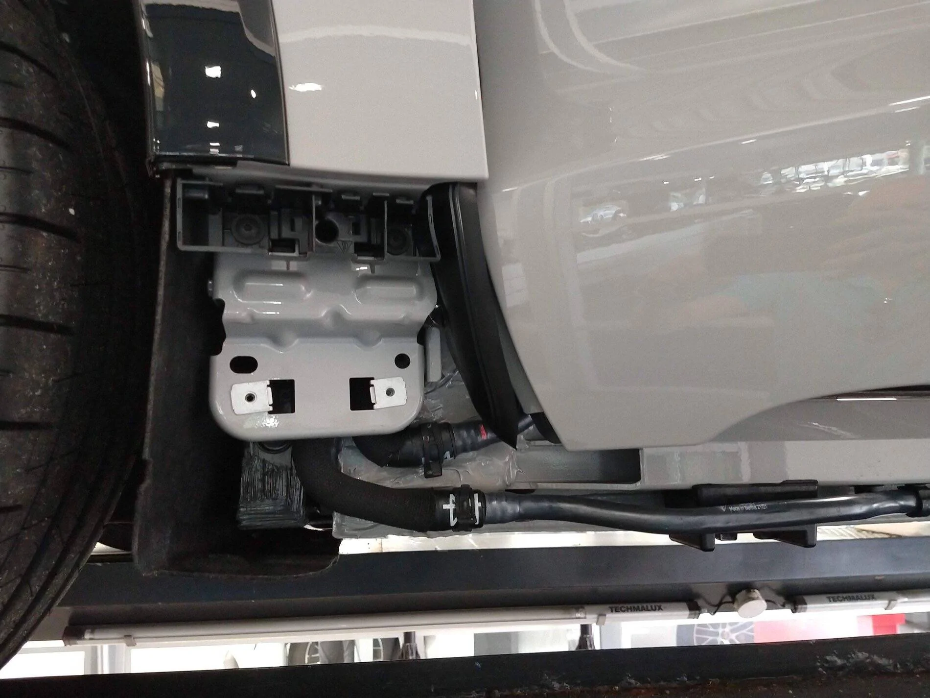 Porsche Taycan Bottomed out in parking lots - damaged side skirts and jack stand bracket (repair info inside) 5f73a6303d407ed4cd0d3bb11bc83add