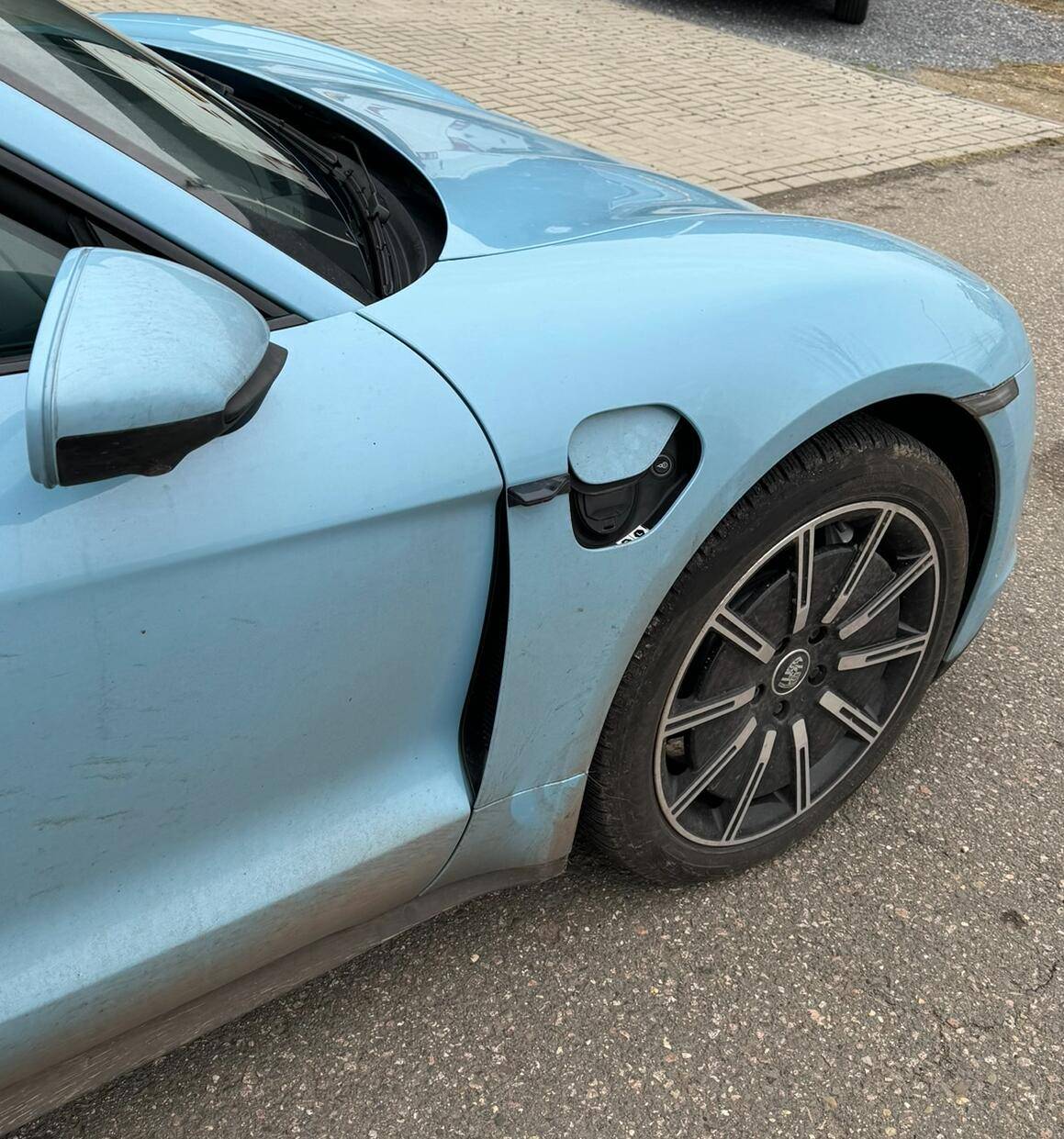 Porsche Taycan [UK] Motorised charge port half opened itself and now stuck?! 1707037241808