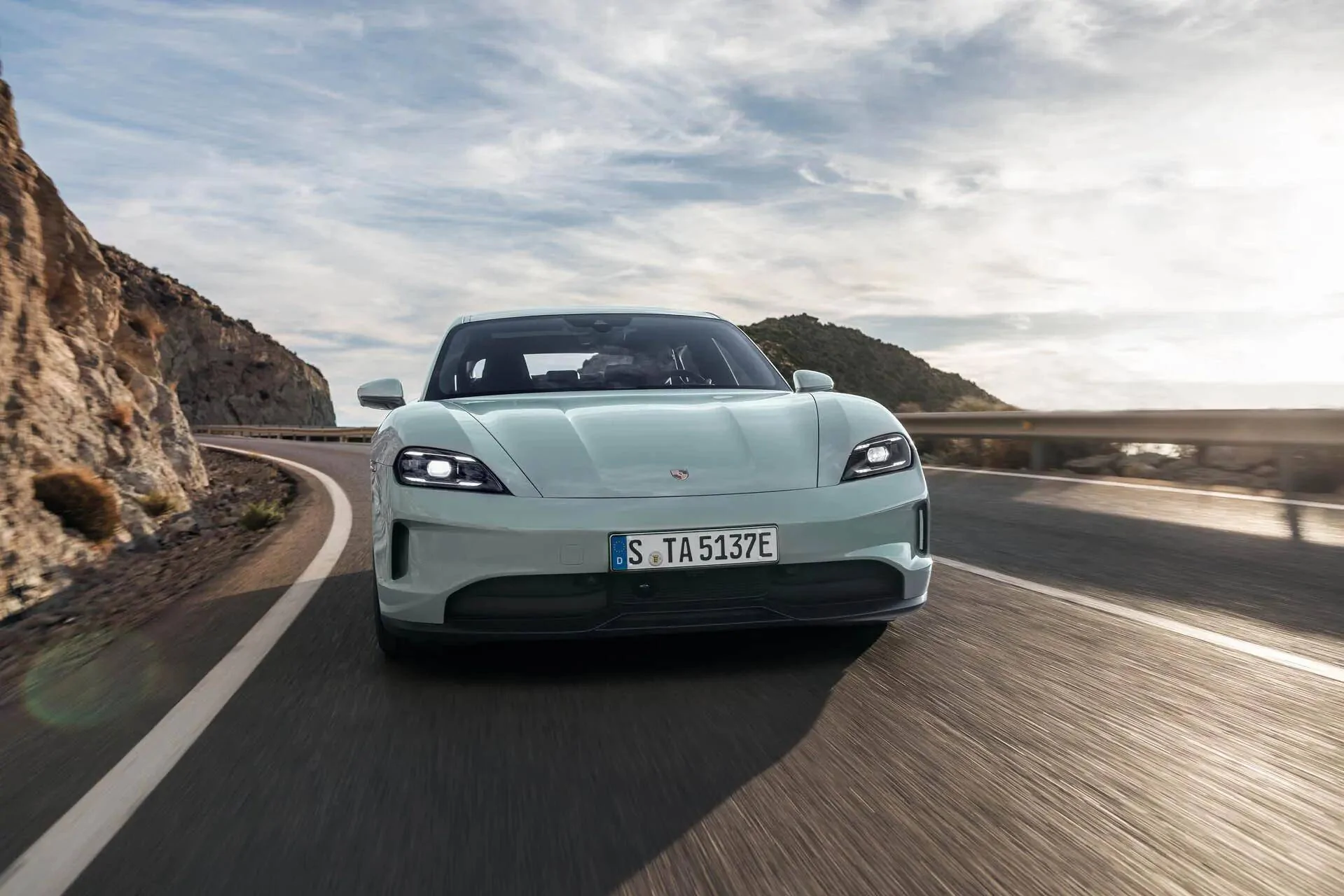 Porsche Taycan 🚨 2025 Taycan Officially Revealed! Specs, Wallpaper Photos, Videos & US Pricing porsche-taycan_100917173_h