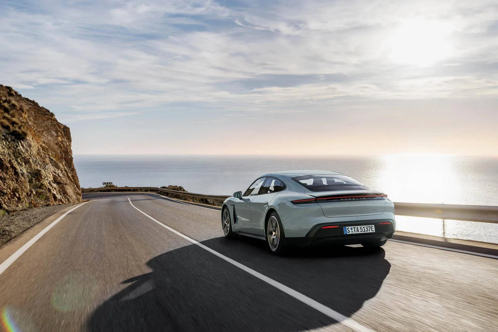 Porsche Taycan 🚨 2025 Taycan Officially Revealed! Specs, Wallpaper Photos, Videos & US Pricing porsche-taycan_100917174_h