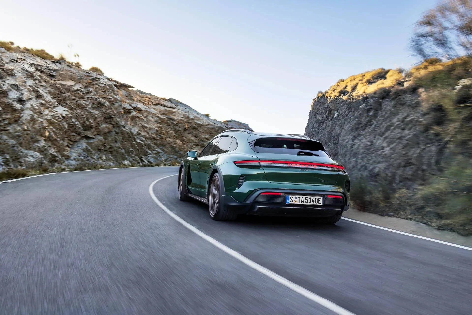 Porsche Taycan 🚨 2025 Taycan Officially Revealed! Specs, Wallpaper Photos, Videos & US Pricing porsche-taycan_100917176_h