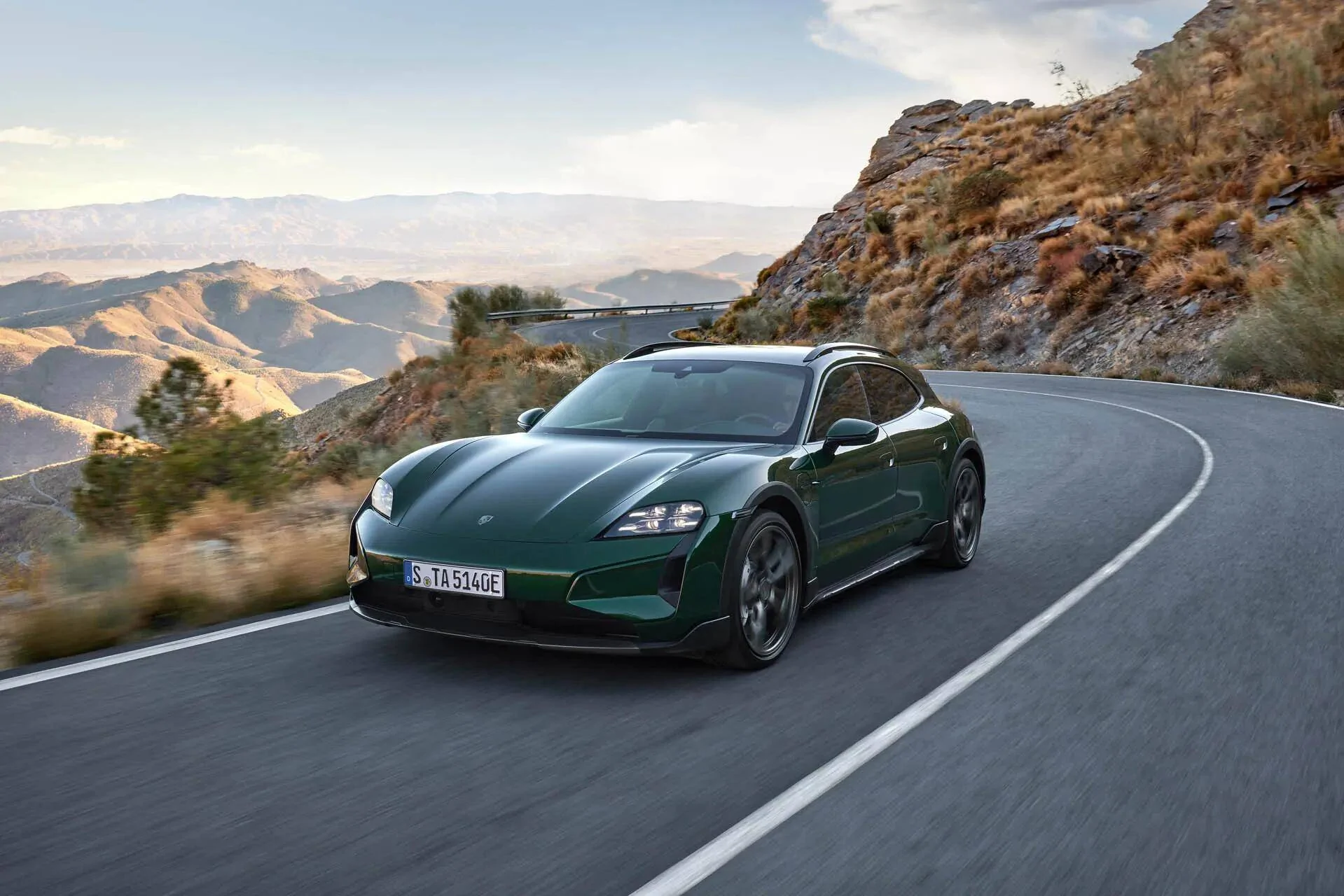 Porsche Taycan 🚨 2025 Taycan Officially Revealed! Specs, Wallpaper Photos, Videos & US Pricing porsche-taycan_100917175_h