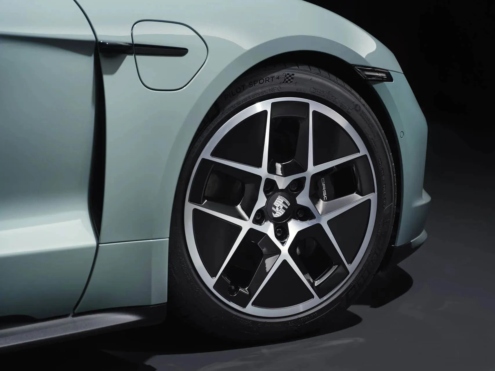 Porsche Taycan 🚨 2025 Taycan Officially Revealed! Specs, Wallpaper Photos, Videos & US Pricing porsche-taycan_100917182_h