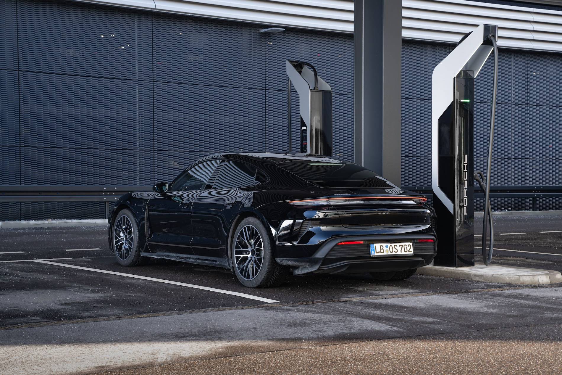 Porsche Taycan 🚨 2025 Taycan Officially Revealed! Specs, Wallpaper Photos, Videos & US Pricing porsche-taycan-charging-0037-v1-65c2469f7e157