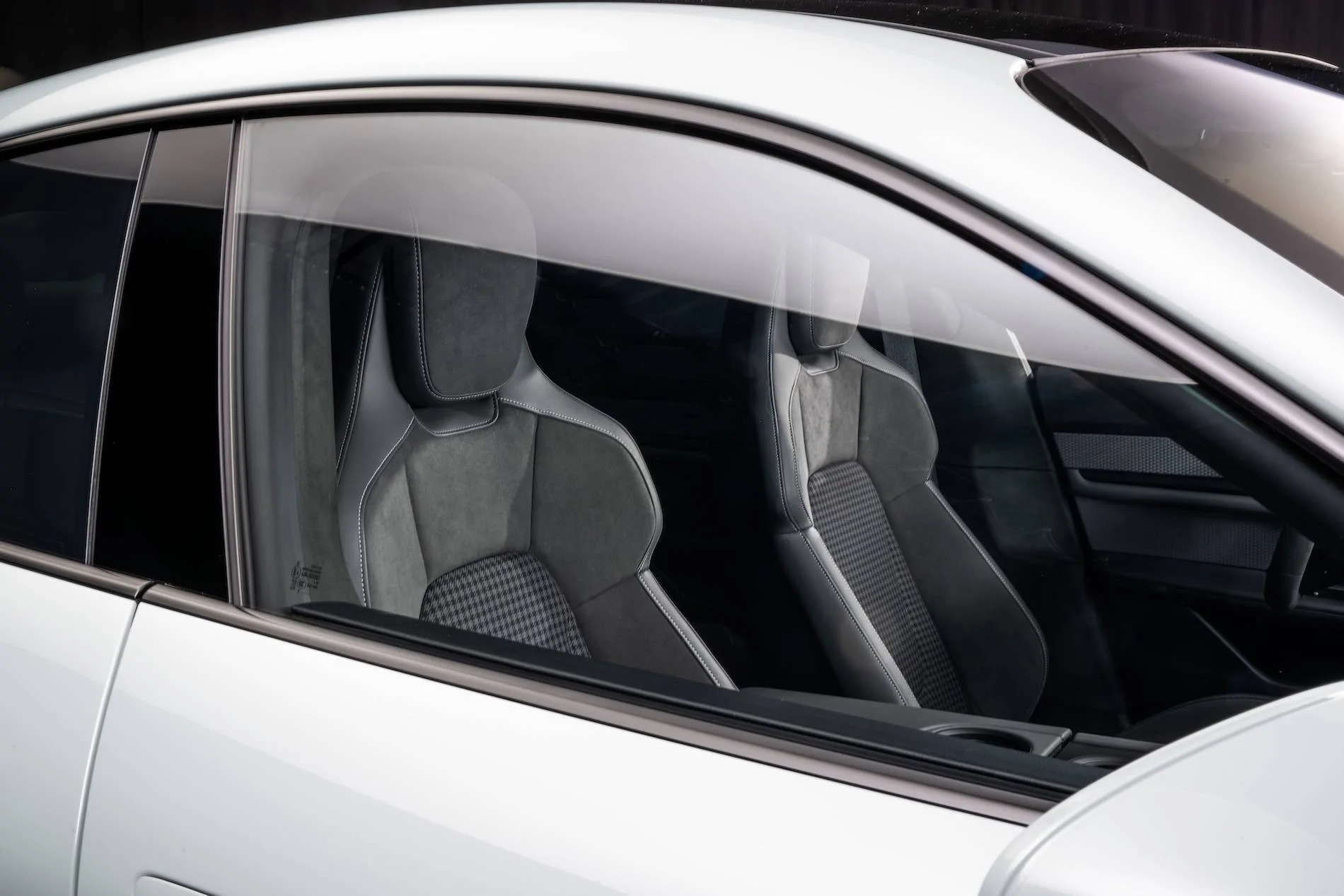 Porsche Taycan 🚨 2025 Taycan Officially Revealed! Specs, Wallpaper Photos, Videos & US Pricing porsche-taycan-0136-65c2461a288e7