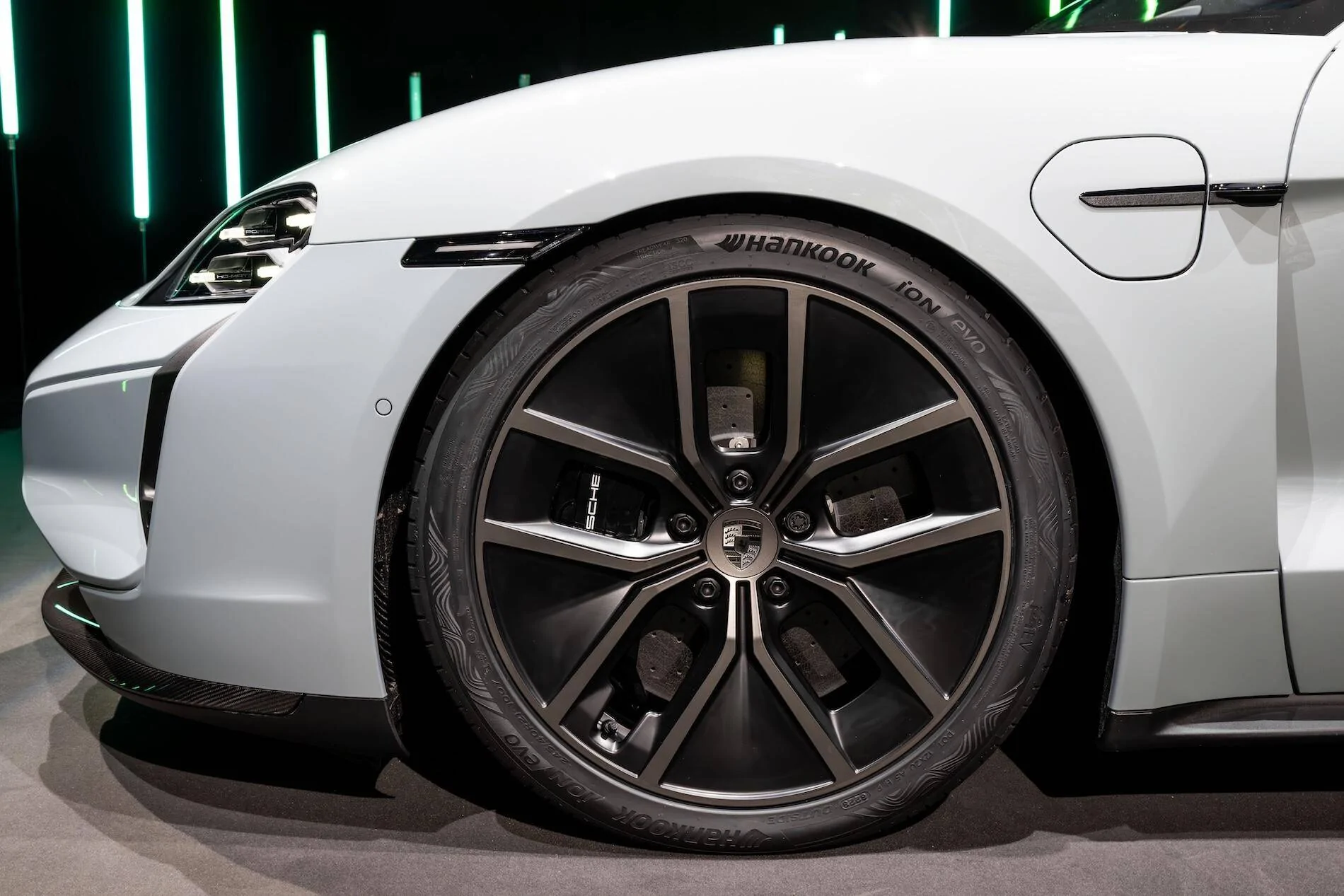 Porsche Taycan 🚨 2025 Taycan Officially Revealed! Specs, Wallpaper Photos, Videos & US Pricing 1707263385092