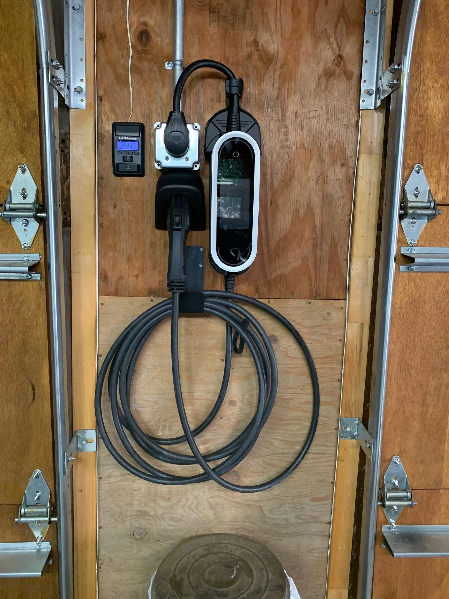 Porsche Taycan Cable management. garag