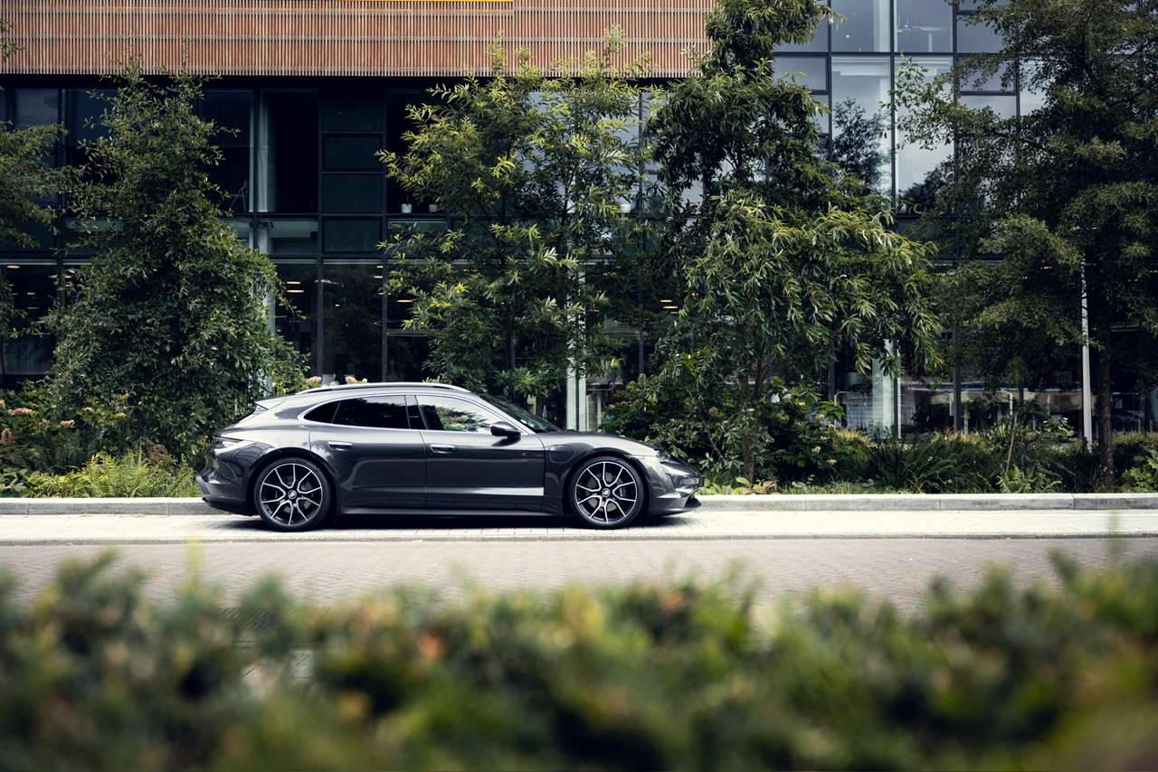 Porsche Taycan VOLCANO GREY Taycan Club IMG_3900