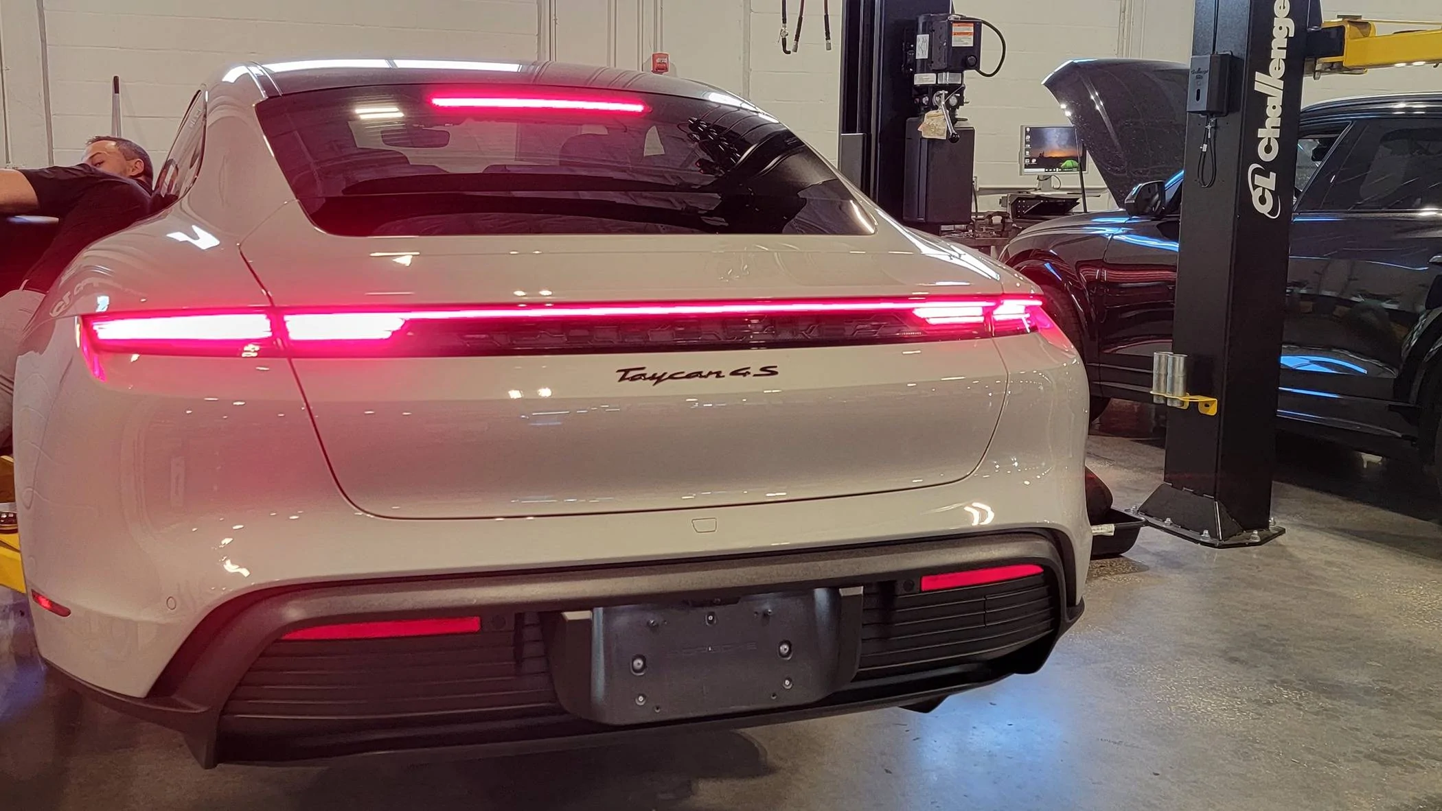 Porsche Taycan Ice grey or Dolomite? 1000001155