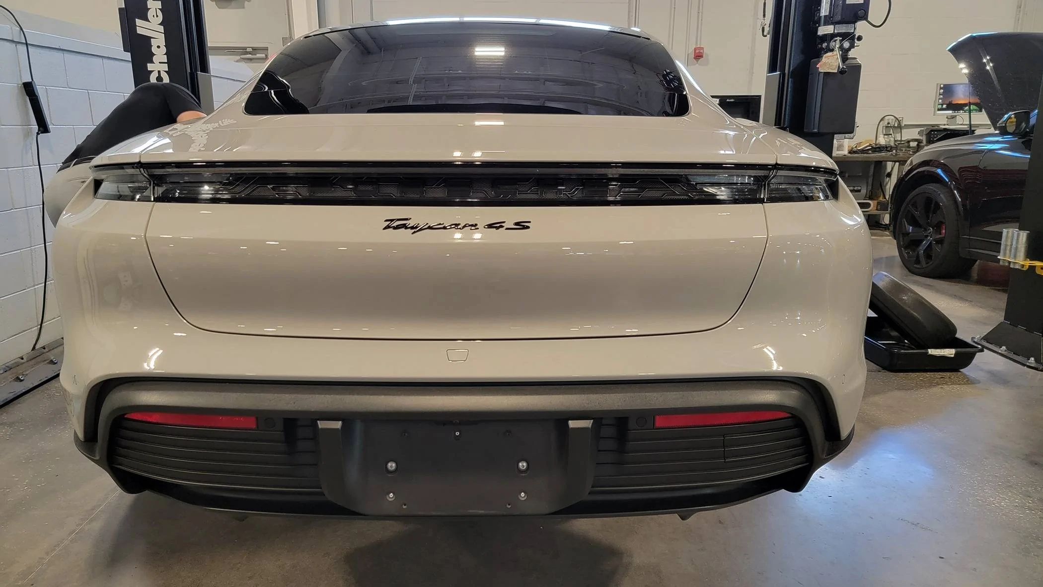 Porsche Taycan Ice grey or Dolomite? 1000001151