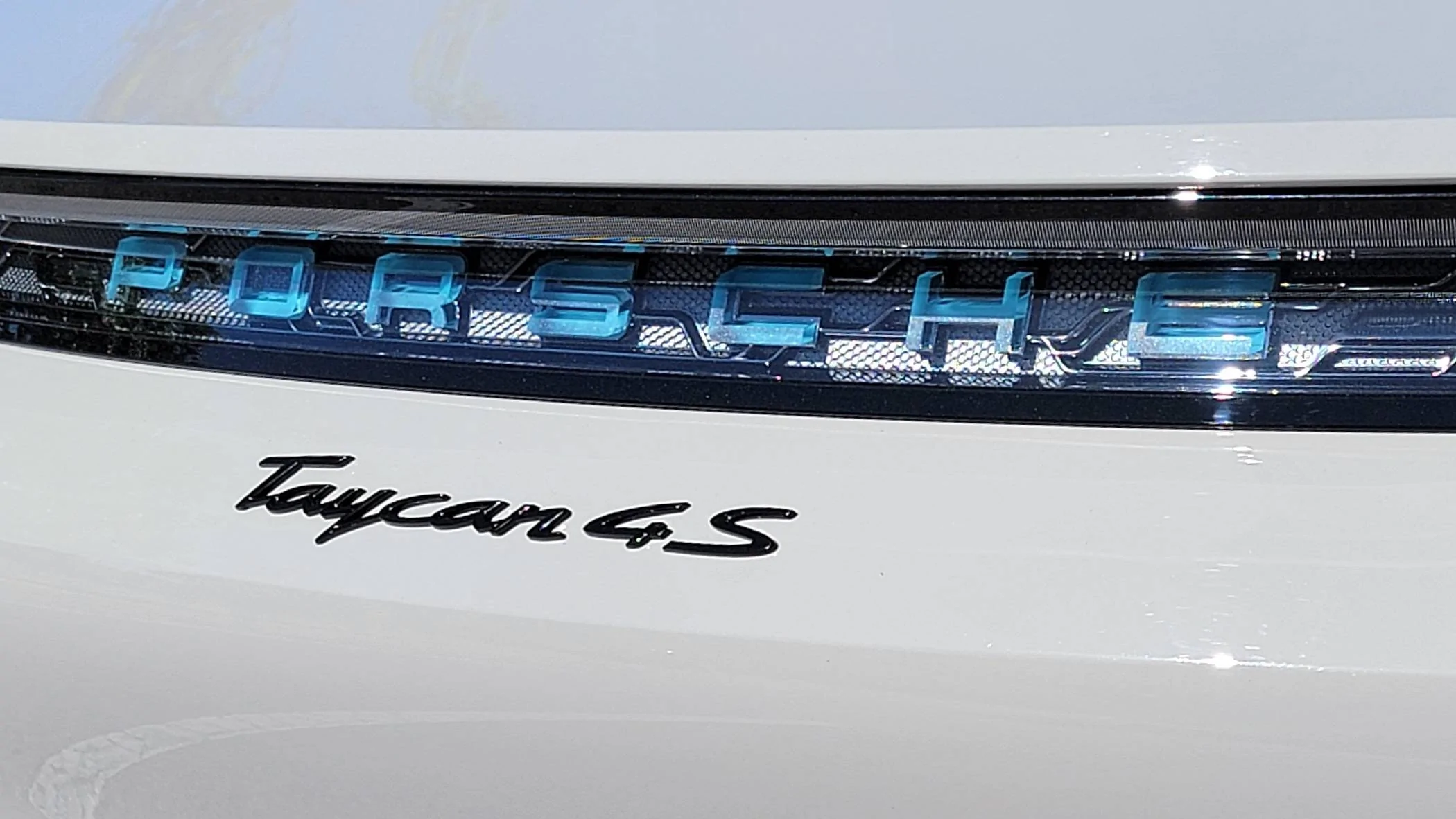 Porsche Taycan DIY Swapped my ‘standard’ rear light strip for Glacier Ice Blue 1000001907