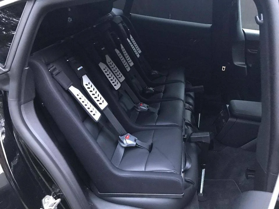 Porsche Taycan 3 car seats in 2 back seat configuration 129876901_3606702746033861_5705983171059696441_n