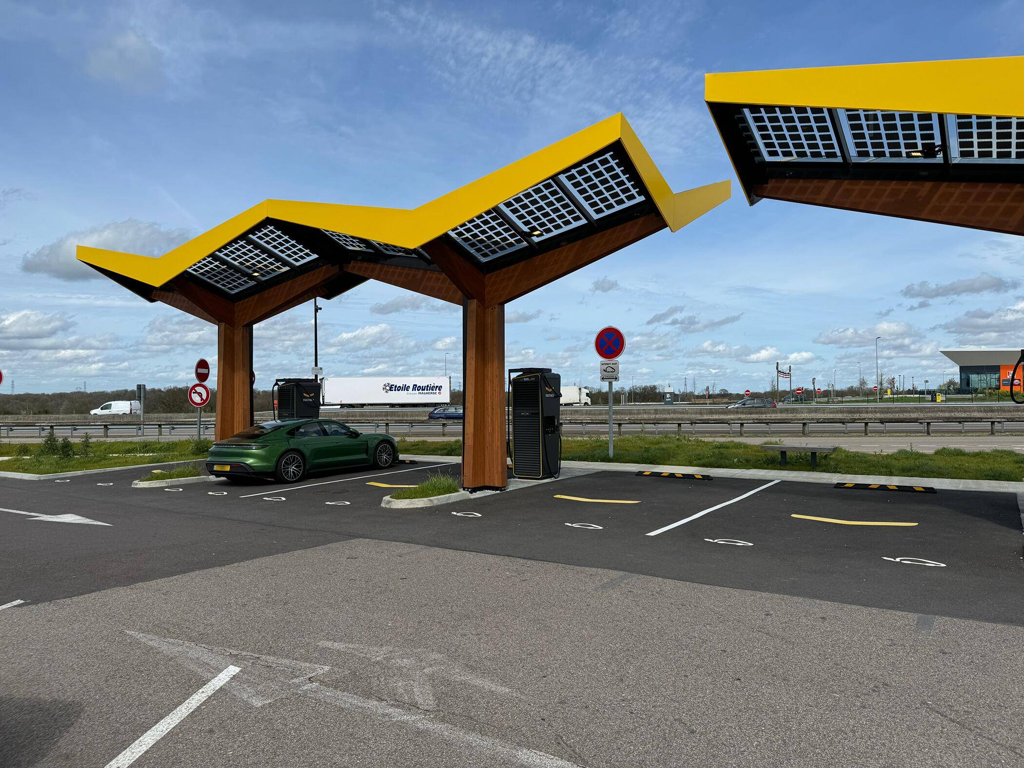 Porsche Taycan Public charging in france IMG_4714