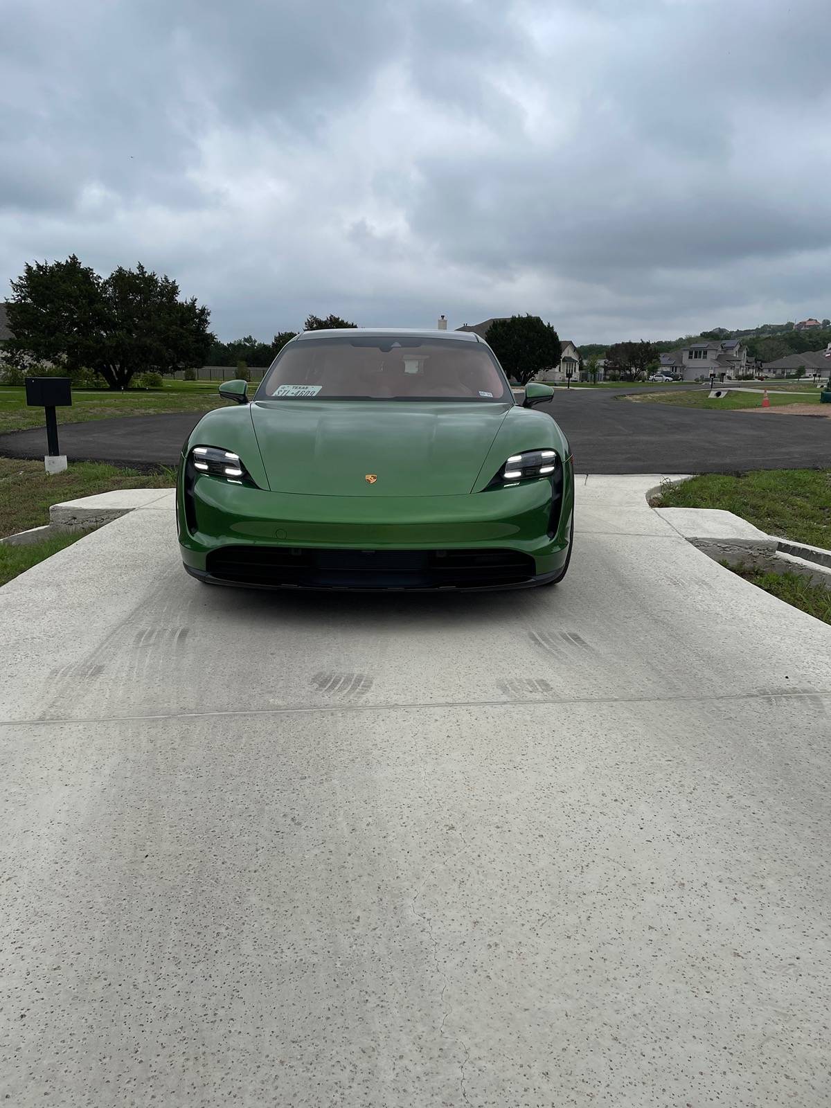 Porsche Taycan MAMBA GREEN Taycan Club 131A0648-A2F7-426F-900F-3F03CA57FA2B