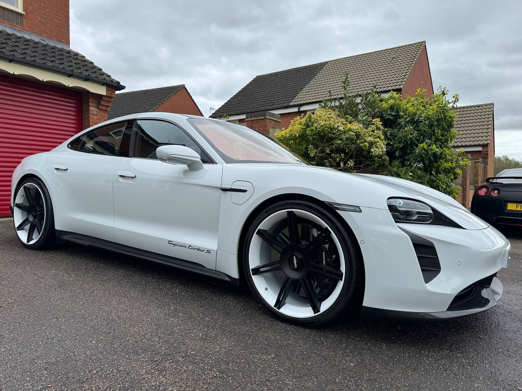 Porsche Taycan Does anyone have 22” wheels not lowered IMG_1416