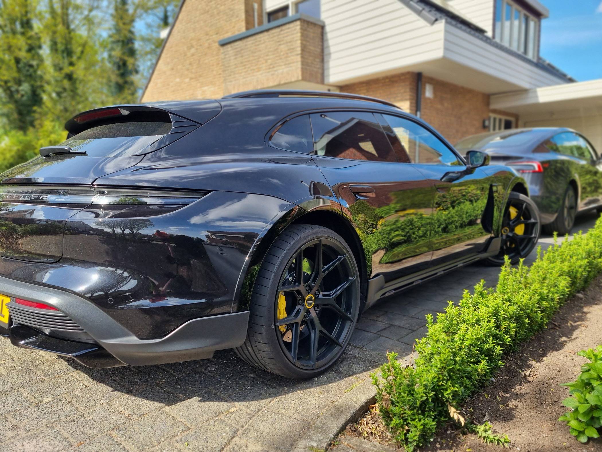 Porsche Taycan Does anyone have 22” wheels not lowered 20240414_153155