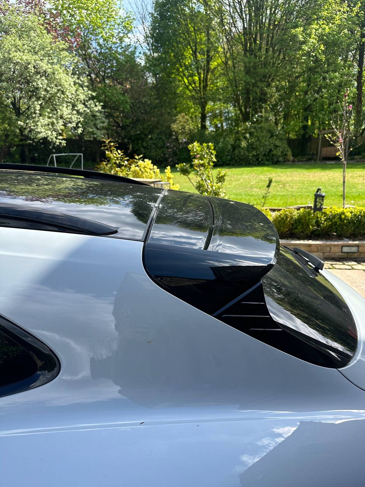 Porsche Taycan Turismo Tailgate Catches on roof when opening! IMG_1901