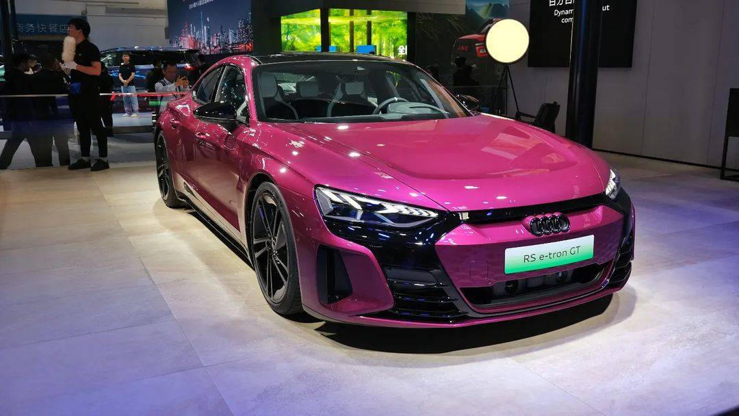 Porsche Taycan Audi Exclusive colors  for the E-Tron GT Snapinsta.app_441371988_406954115583579_5565837065368617135_n_1080
