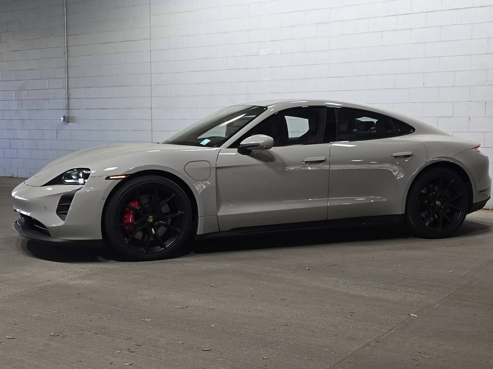 Porsche Taycan CHALK Taycan Club Sid