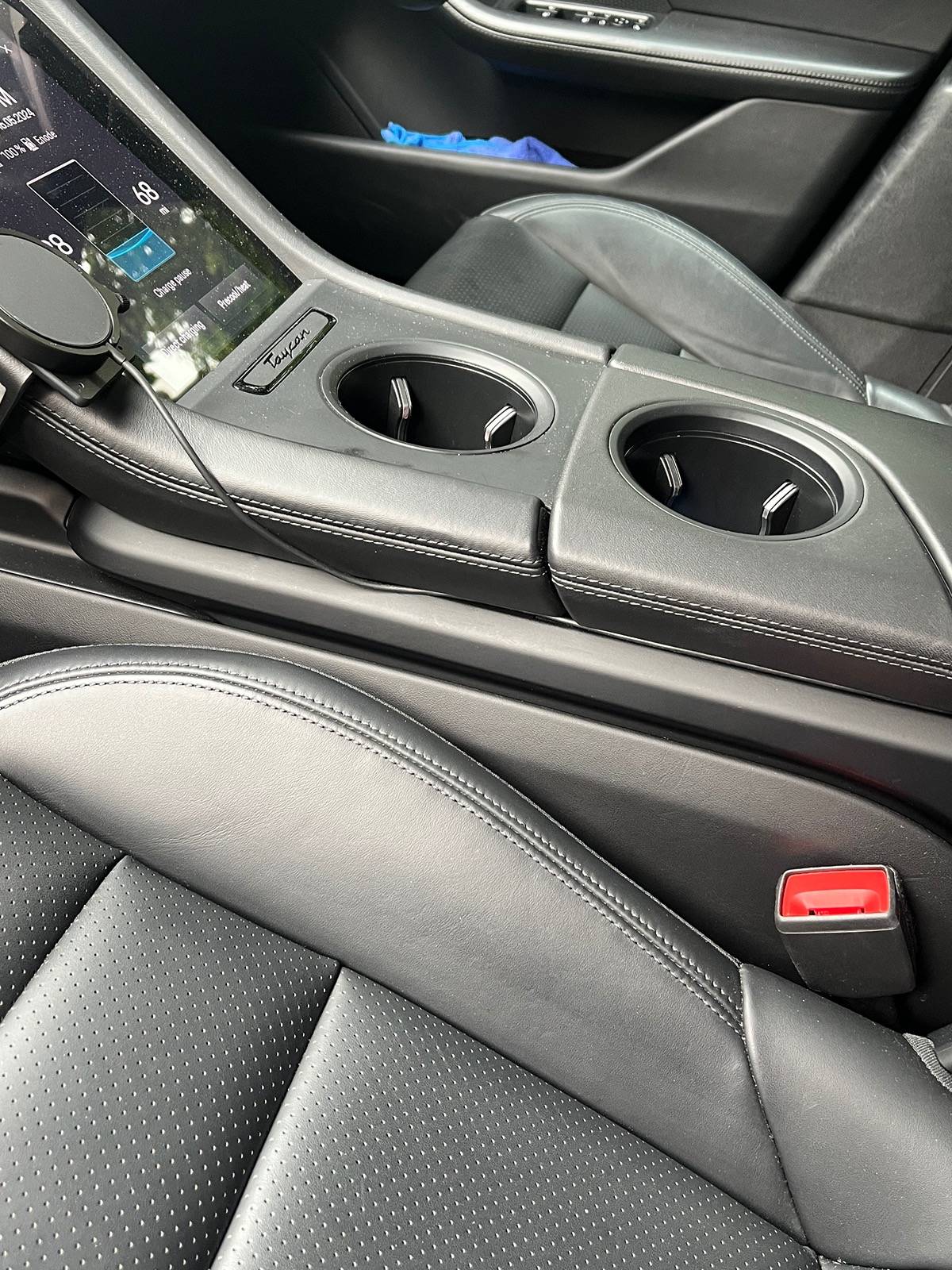 Porsche Taycan Phone holder? IMG_3422