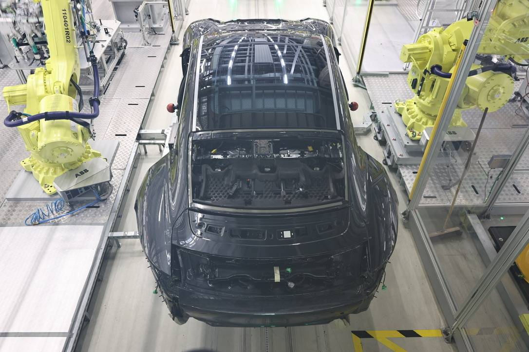 Porsche Taycan 2025 Gen2 orders AF0DDA0B-39A2-4780-8498-FF1055E144D3_1_105_c