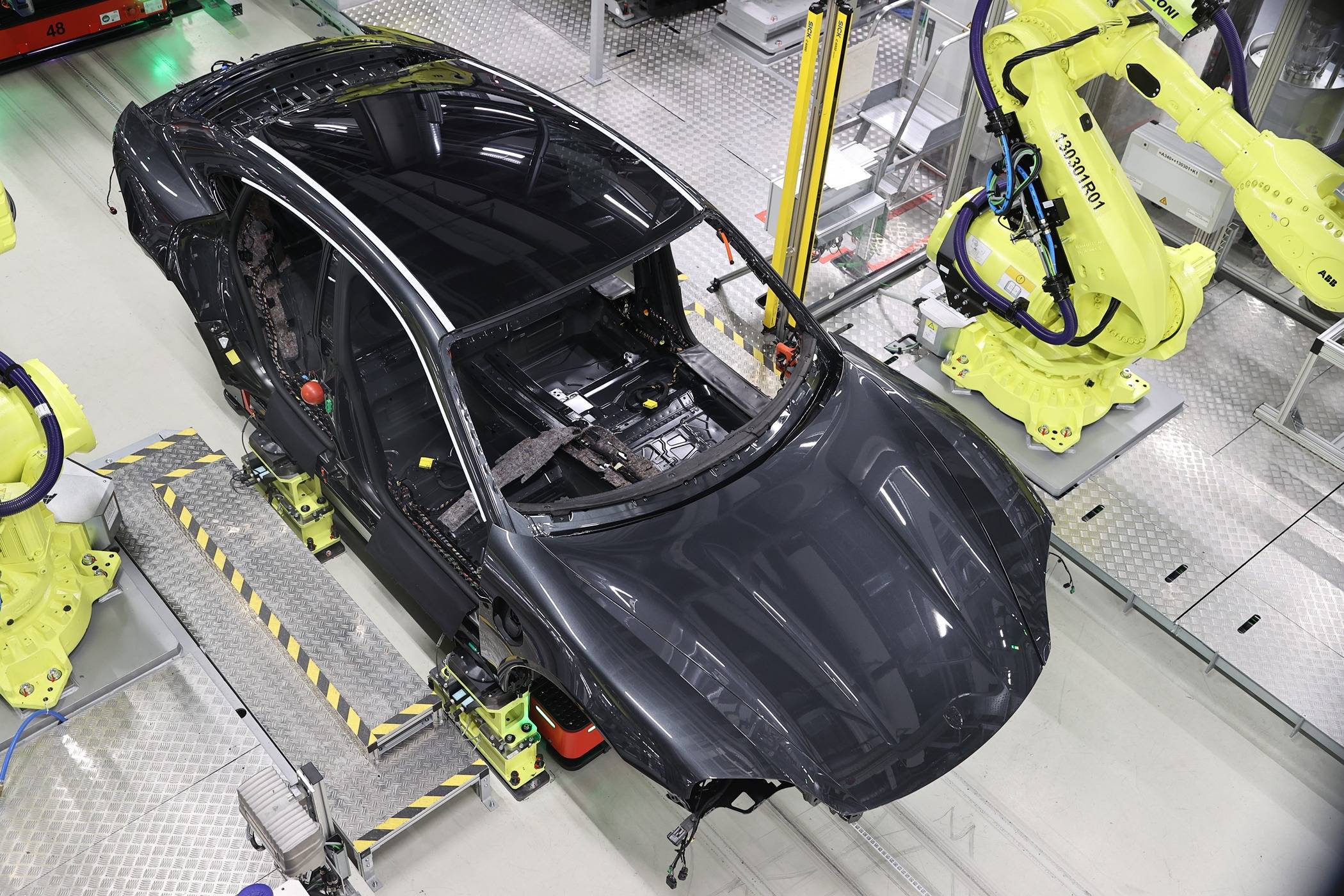 Taycan_Taycan_assembly_installation_roof (1).jpg