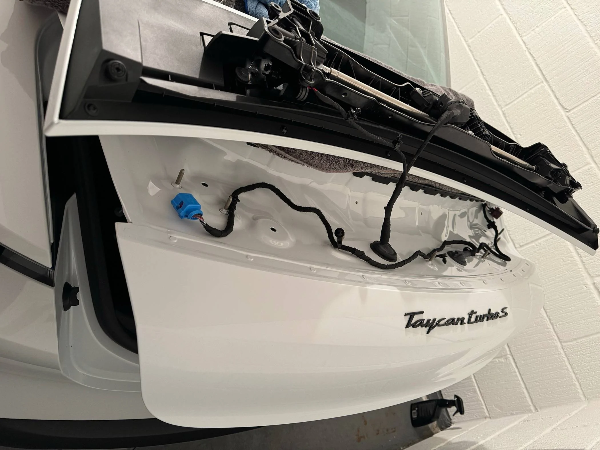 Porsche Taycan DIY Swapped my ‘standard’ rear light strip for Glacier Ice Blue IMG_1134