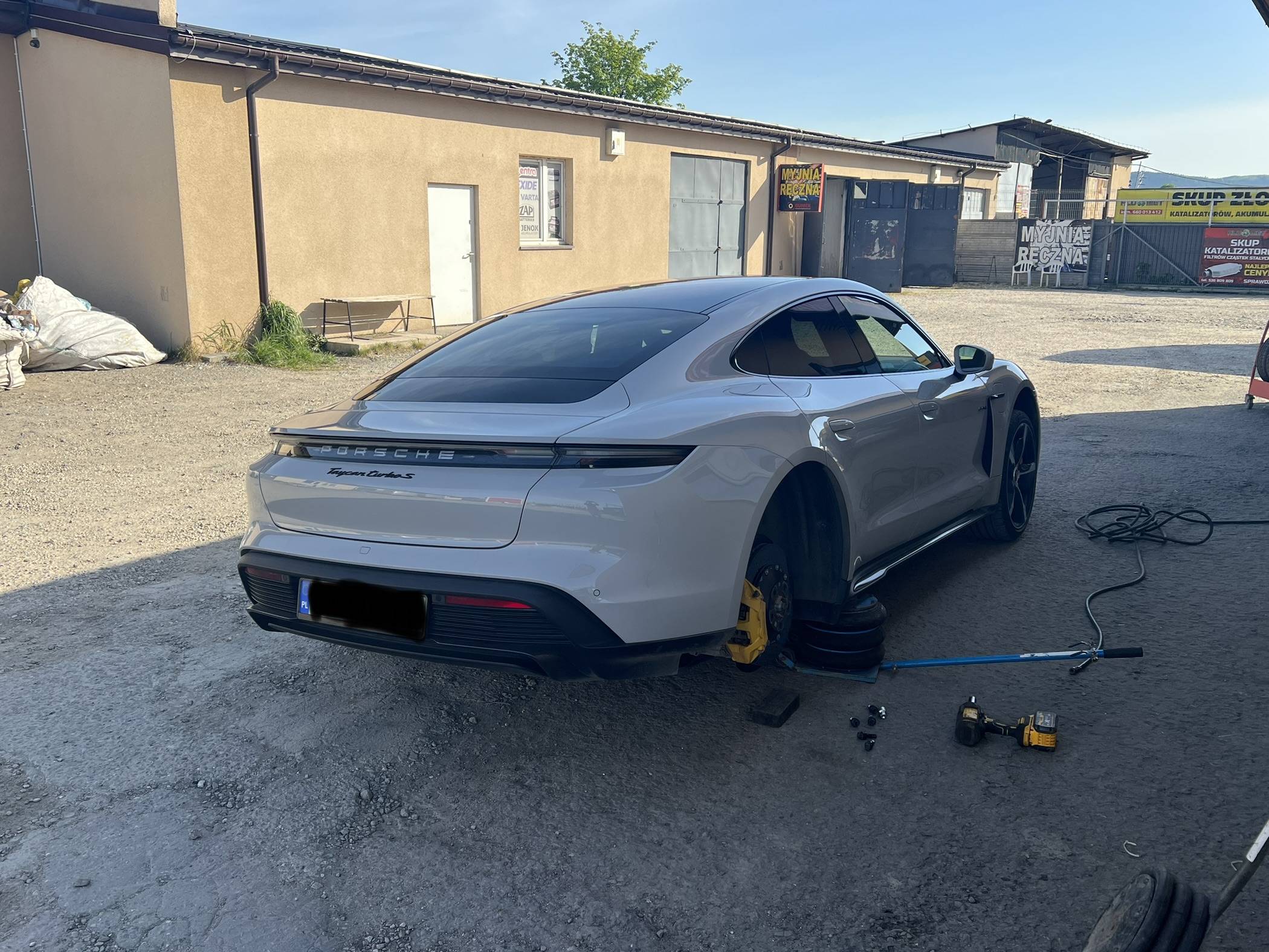 Porsche Taycan Do you need a Special Lift for Tire Change? IMG_8972