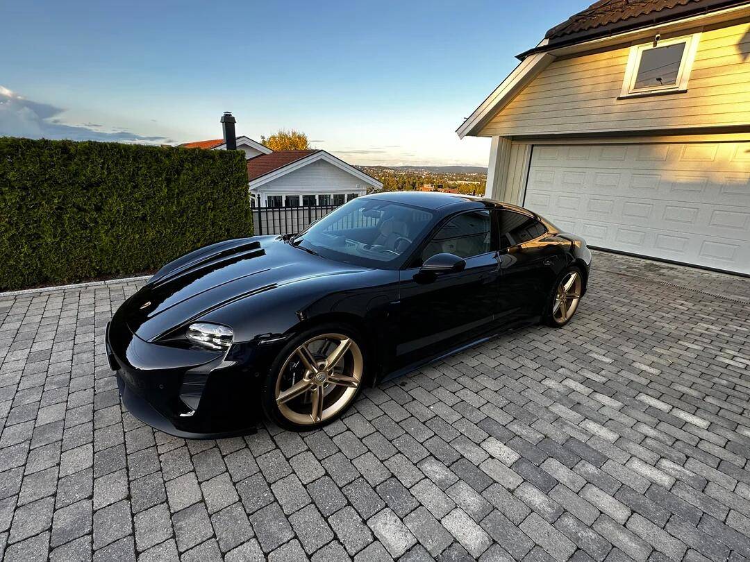 Porsche Taycan Which wheels/tires combo looks better? 1716648428581-bs