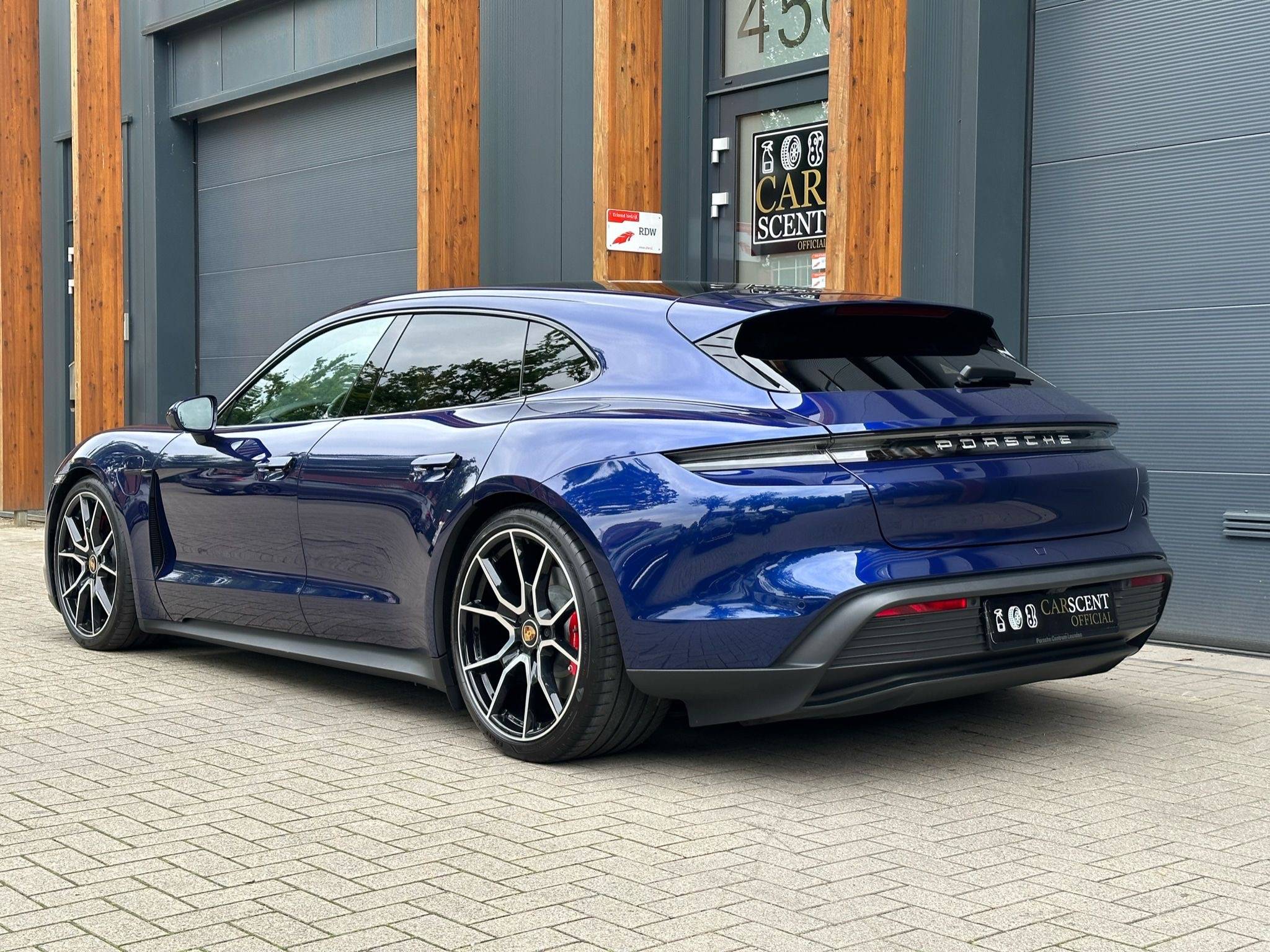 Porsche Taycan GENTIAN BLUE Taycan Club 878a56e7-f464-43f6-9267-a0e3fd5d9a84
