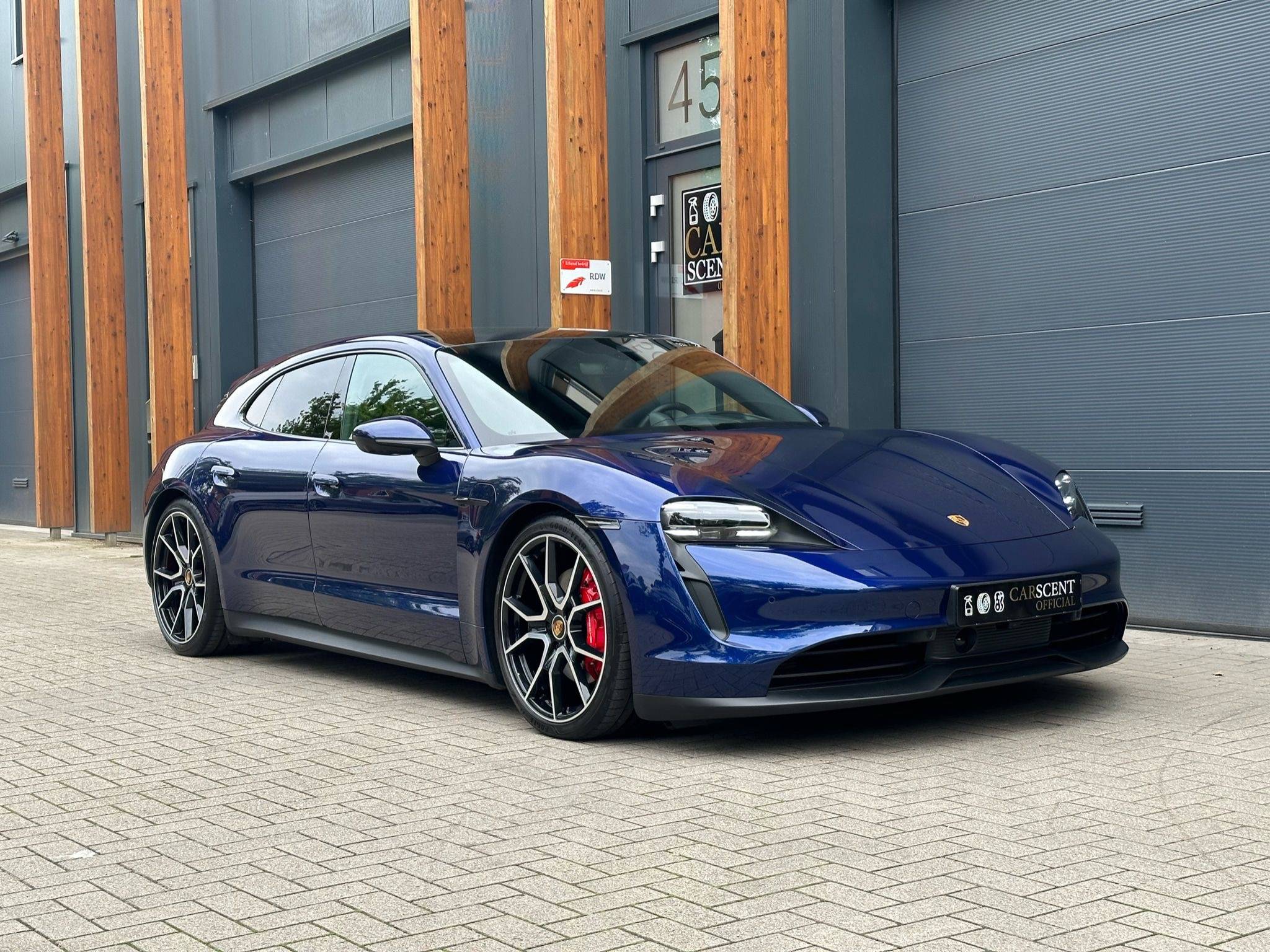 Porsche Taycan GENTIAN BLUE Taycan Club 20c824e3-35e3-46b7-8c62-3ae26a1eb701