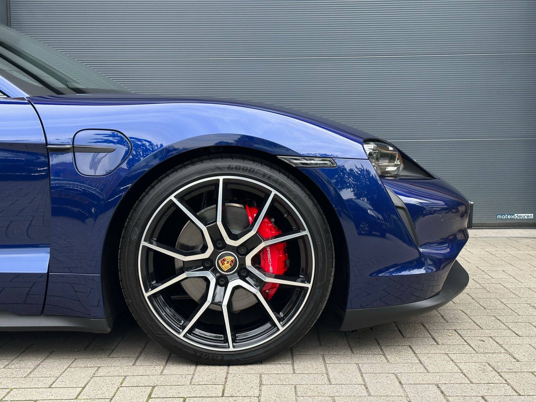 Porsche Taycan GENTIAN BLUE Taycan Club 3dc2922b-0467-4aac-9651-f9f55c772250