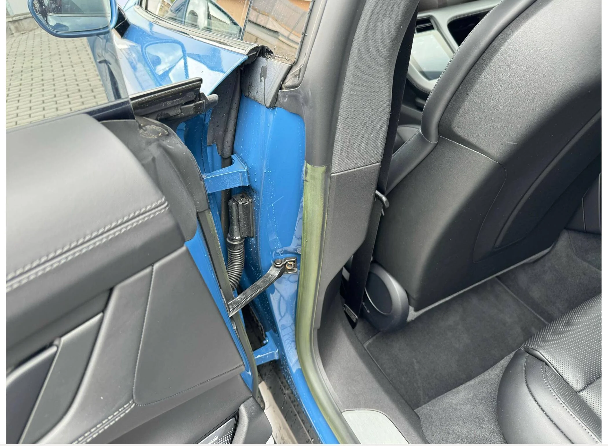 Porsche Taycan Seal rubbers on doors are turning green Screenshot 2024-05-28 at 22.10.28