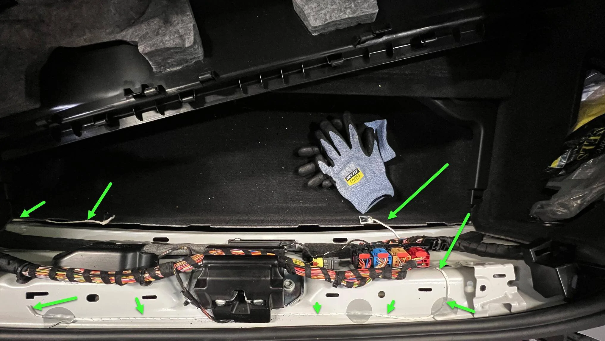 Porsche Taycan Strange "cable" in the trunk 1717032064825-to