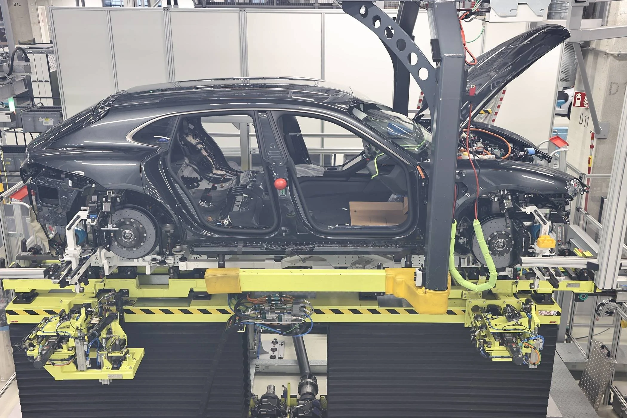 Porsche Taycan 2025 Gen2 orders Taycan_Turbo_Sport_Turismo_Taycan_assembly_wedding