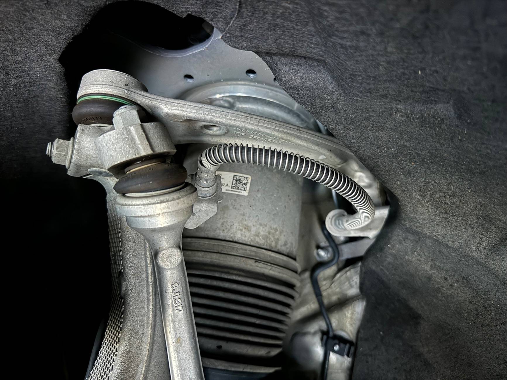 Porsche Taycan Recall - Front Brake Hoses Can Crack and Leak Fluid (ARB0) - June 19, 2024 -- [2020-2025 Taycan] IMG_2789