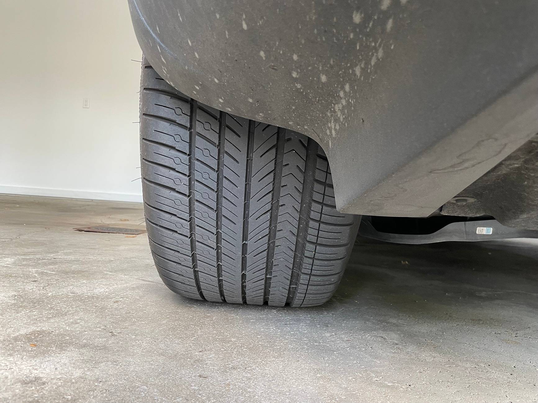 Porsche Taycan Different tire size for 21" wheel IMG_1524