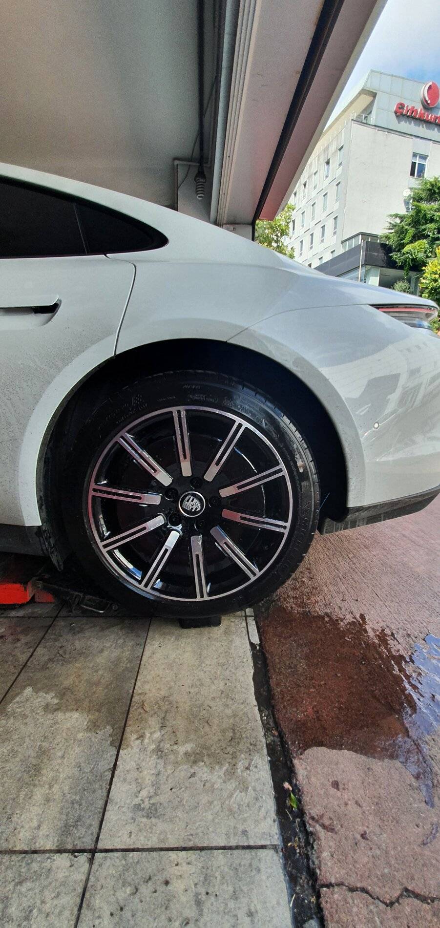 Porsche Taycan 21 inch wheels on 4S 20200821_150417