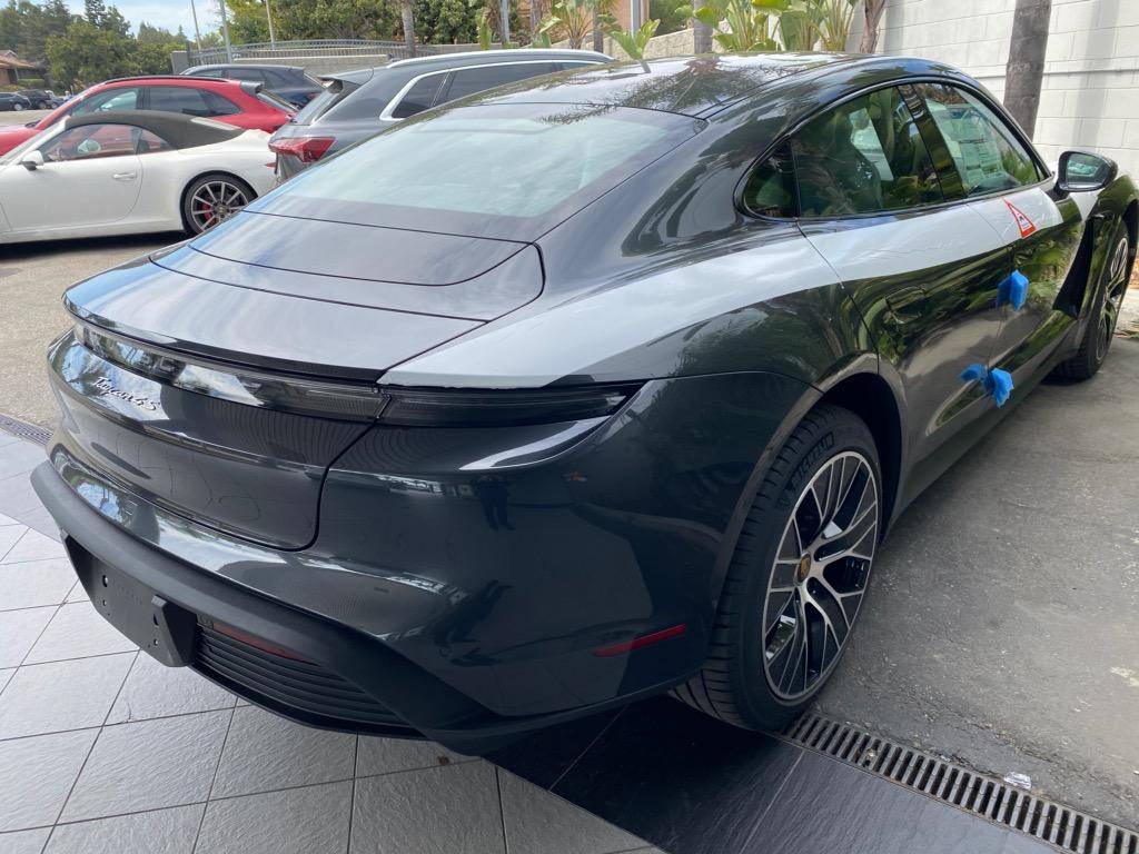 Porsche Taycan VOLCANO GREY Taycan Club CF00A6FC-264A-4753-BE82-9E2B59D5C9E2